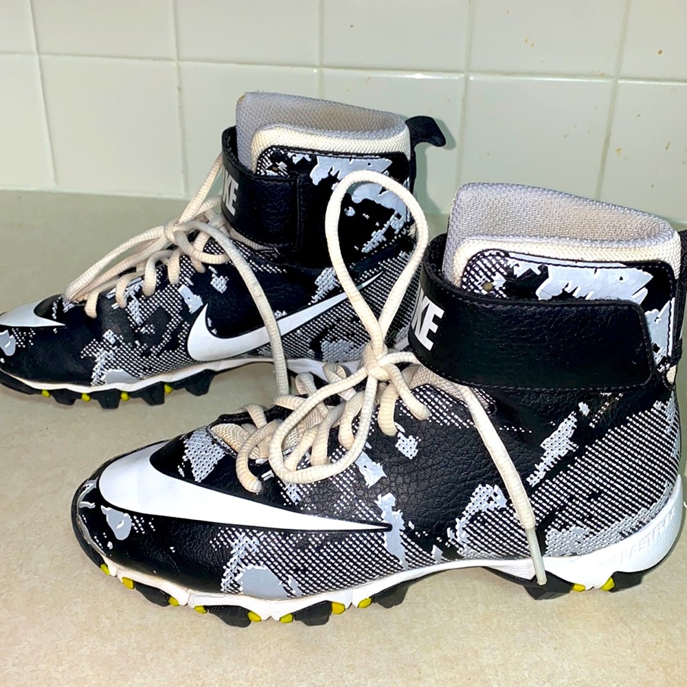 Nike YOUTH cleats gently used